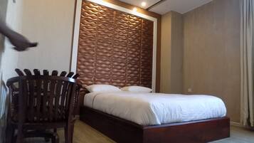 Desk, soundproofing, free WiFi, bed sheets