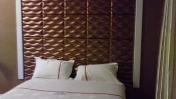 Double Room | Desk, soundproofing, free WiFi, bed sheets