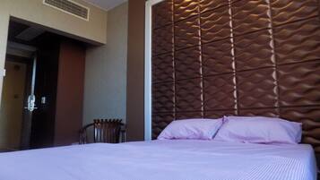 Single Room | Desk, soundproofing, free WiFi, bed sheets