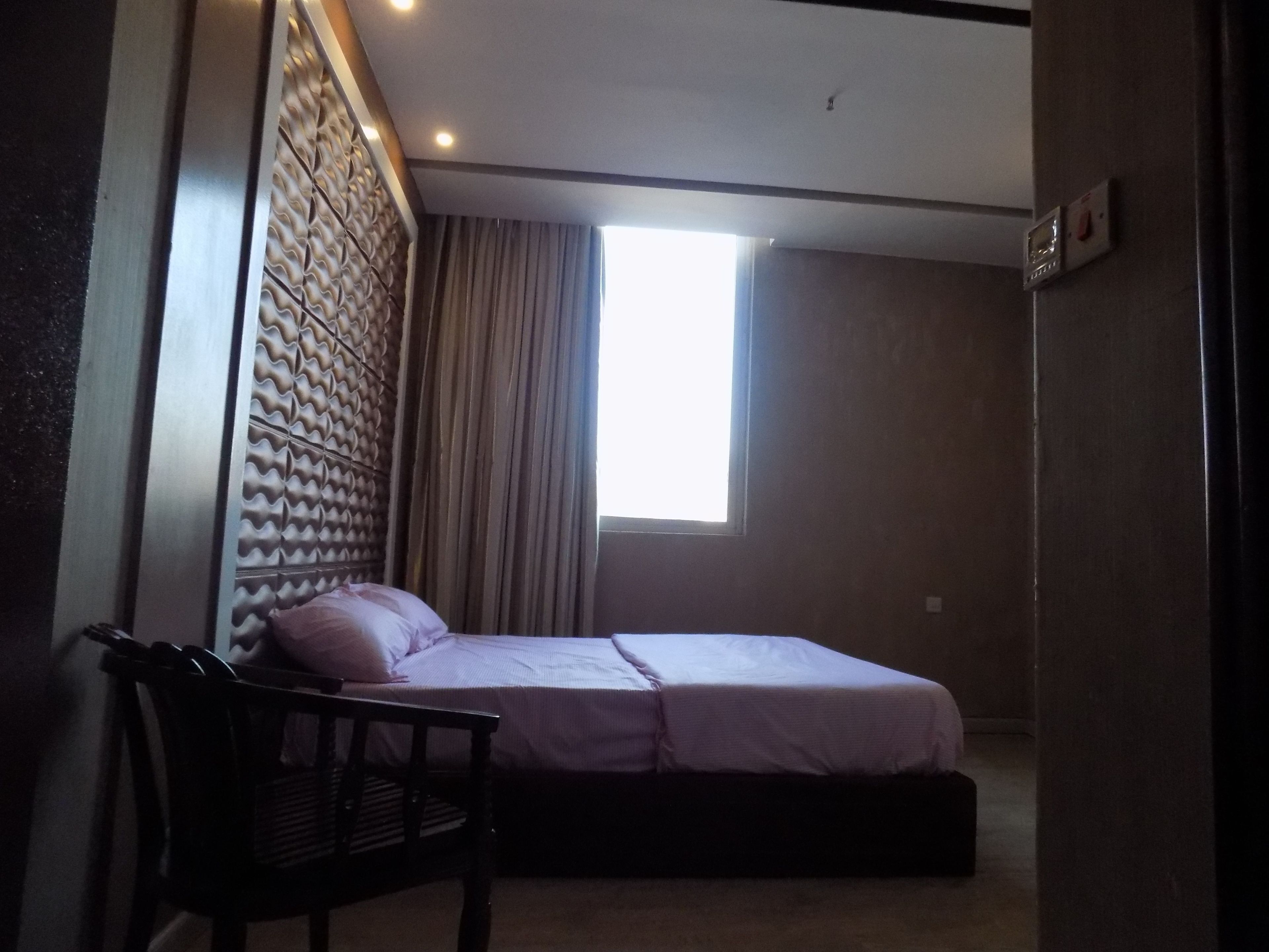 Escrivaninha, quartos à prova de som, Wi-Fi de cortesia, roupa de cama