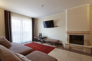 Apartment | Living area | 32-inch flat-screen TV with satellite channels, TV - Graal Resort (Bukovel)