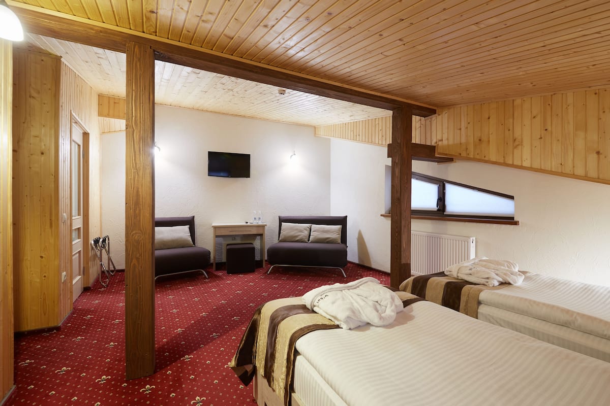 Deluxe Twin Room | In-room safe, desk, soundproofing, iron/ironing board