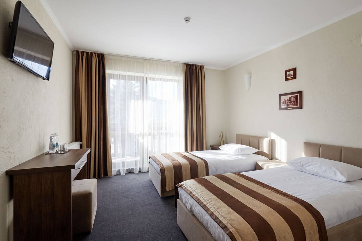 Standard Twin Room | In-room safe, desk, soundproofing, iron/ironing board (on request)