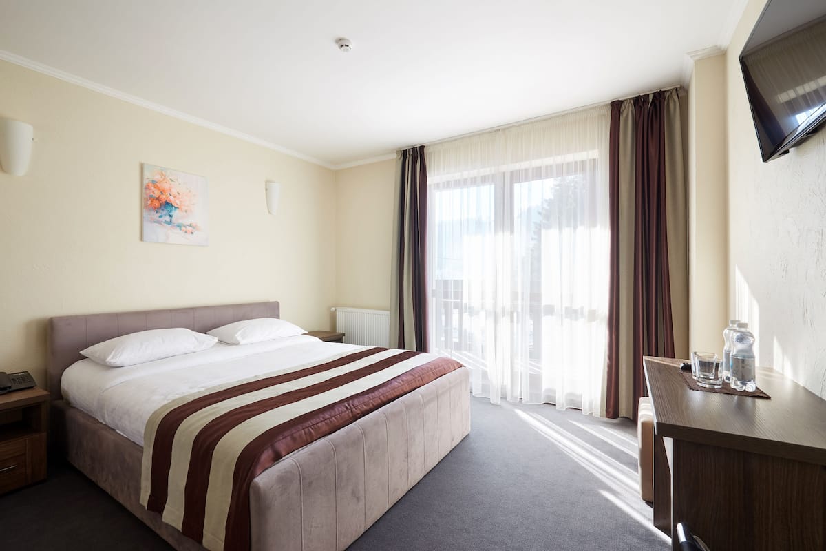 Apartment | In-room safe, desk, soundproofing, iron/ironing board