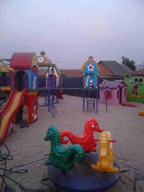 Children’s play area – outdoor - Makutano Hotel (Kampala)