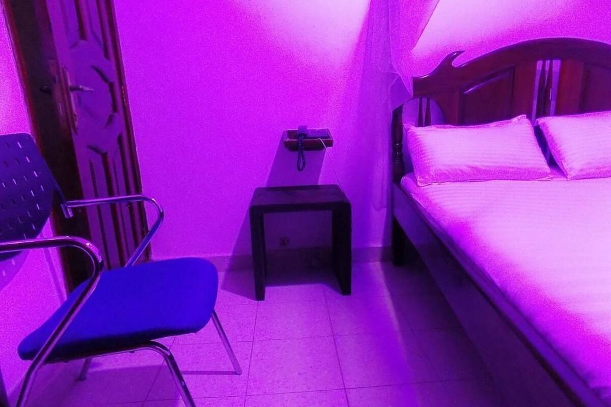 办公桌、免费 WiFi、床单
