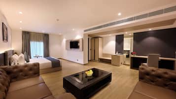 1 bedroom, premium bedding, desk, laptop workspace