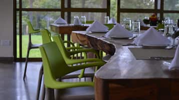 Se sirven desayunos, comidas, cenas y cocina local e internacional