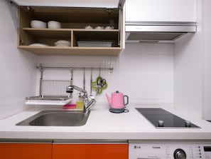 Double Room | Private kitchenette | Fridge, microwave, stovetop, electric kettle - Y Blue (Seoul)