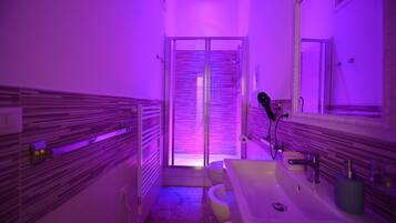Superior-Vierbettzimmer | Badezimmer