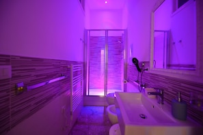 Superior vierpersoonskamer | Badkamer | Een douche, gratis toiletartikelen, een haardroger, badjassen