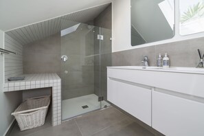 Comfort-Haus, Mehrere Betten, Nichtraucher | Badezimmer