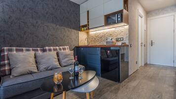 Departamento, vista a la montaña | Cocina privada | Refrigerador con congelador, microondas y parrilla de estufa