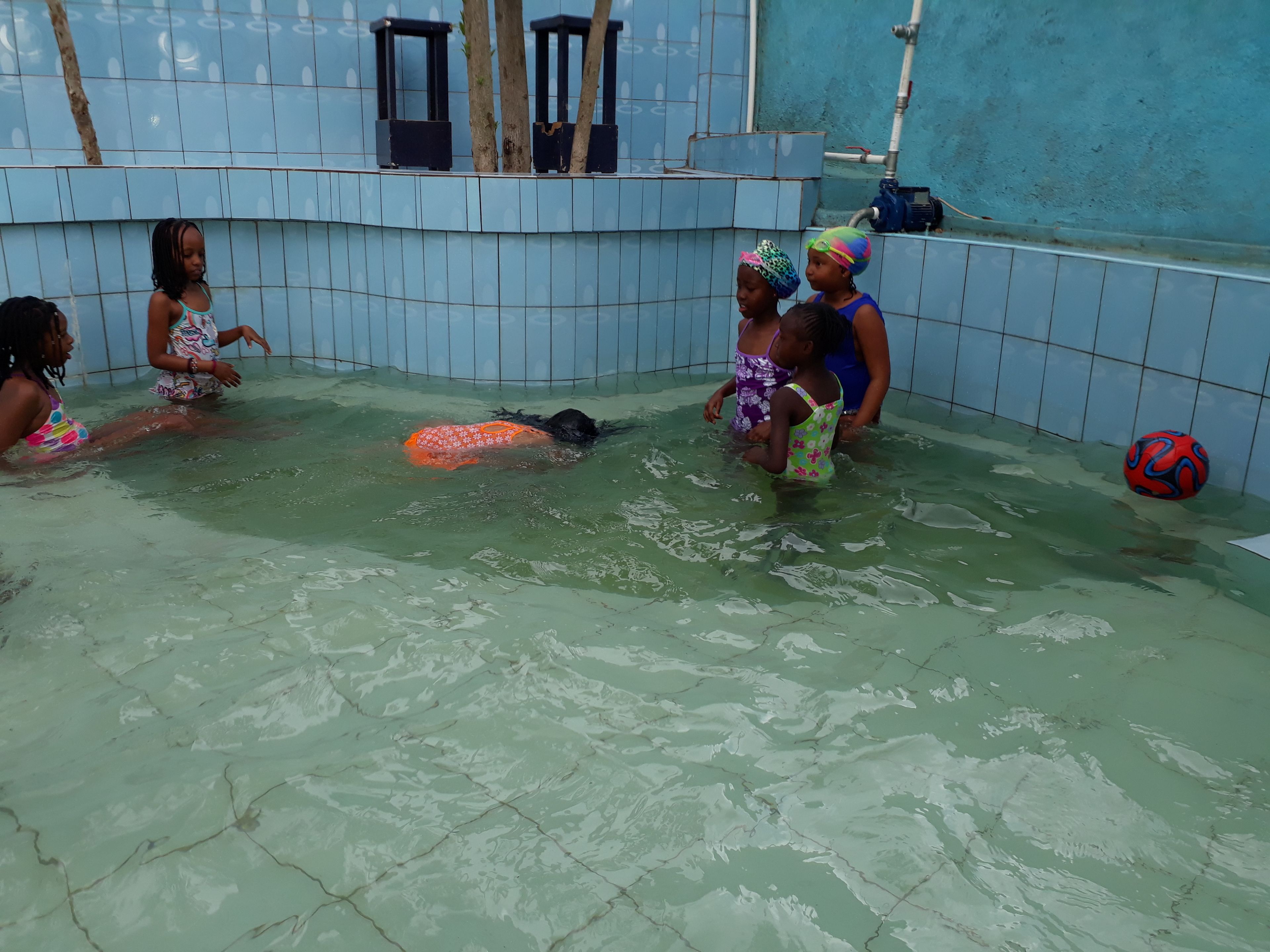 Kolam renang kanak-kanak