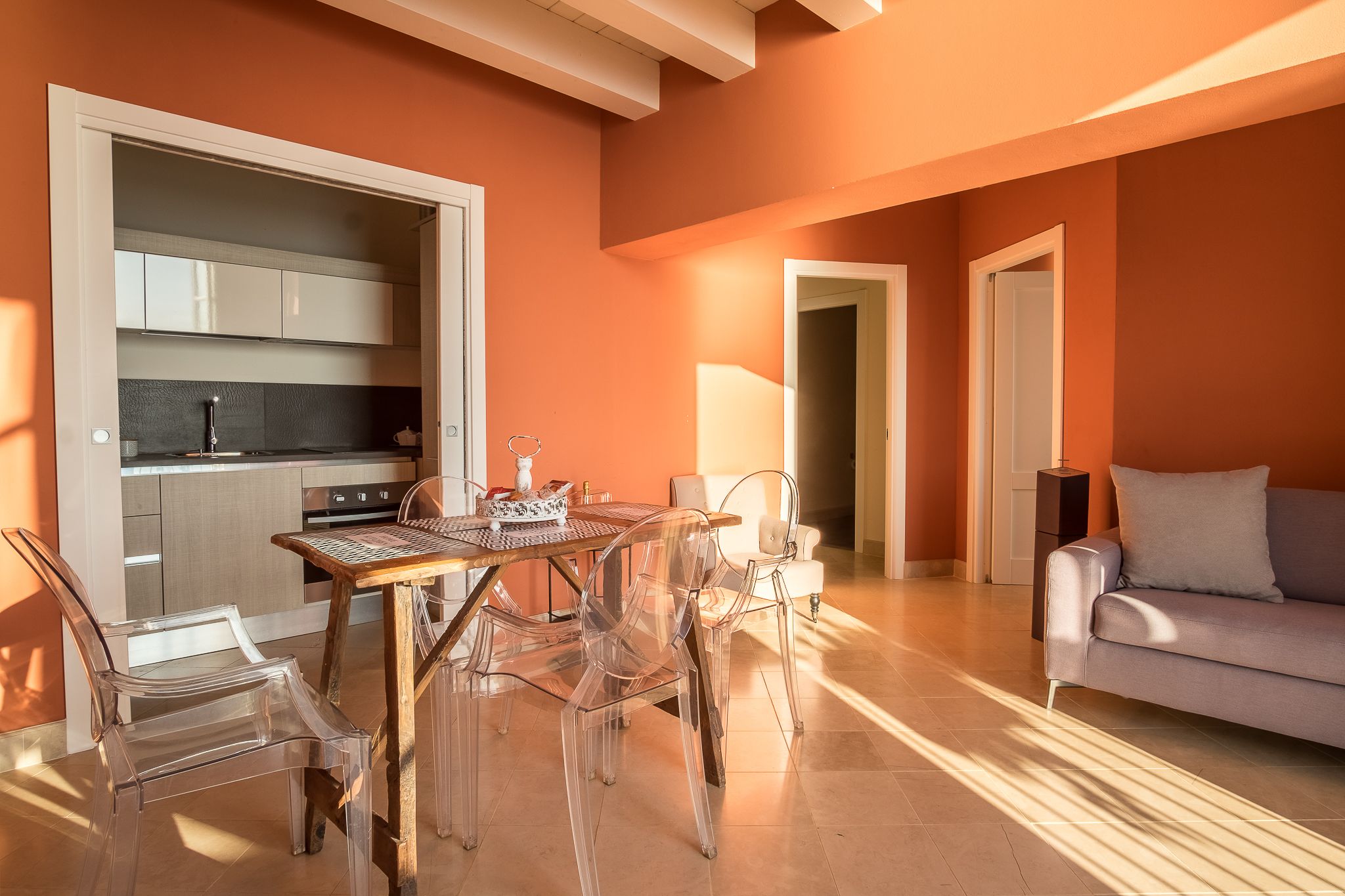 Eine moderne Wohnung mit Küche, Essbereich und Wohnzimmer.