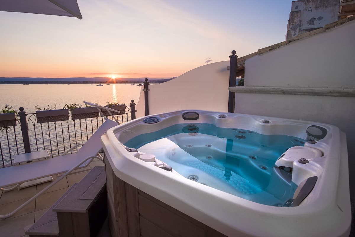 Apartment, Whirlpool (Aretusa) | Kostenlose Minibar, Zimmersafe, Schreibtisch