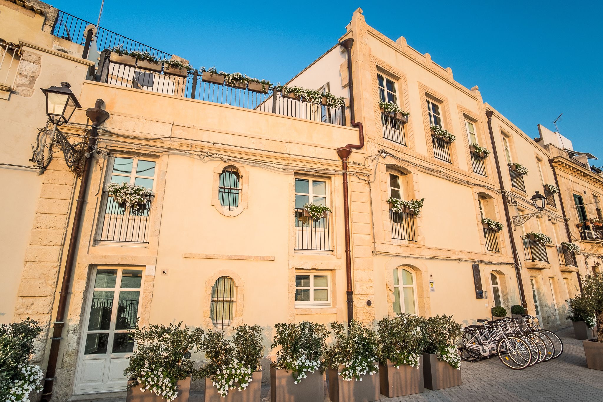 Vista frontal de la propiedad