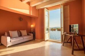 デラックス アパートメント (Alfeo) | リビング エリア | 32 インチの薄型テレビ (デジタル放送視聴可)、テレビ