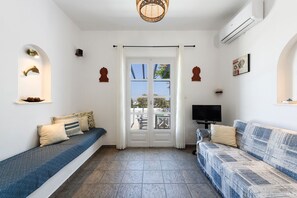 Leilighet – standard, 2 soverom, sjøutsikt | Oppholdsområde | En 22-tommers TV med kabel-kanaler