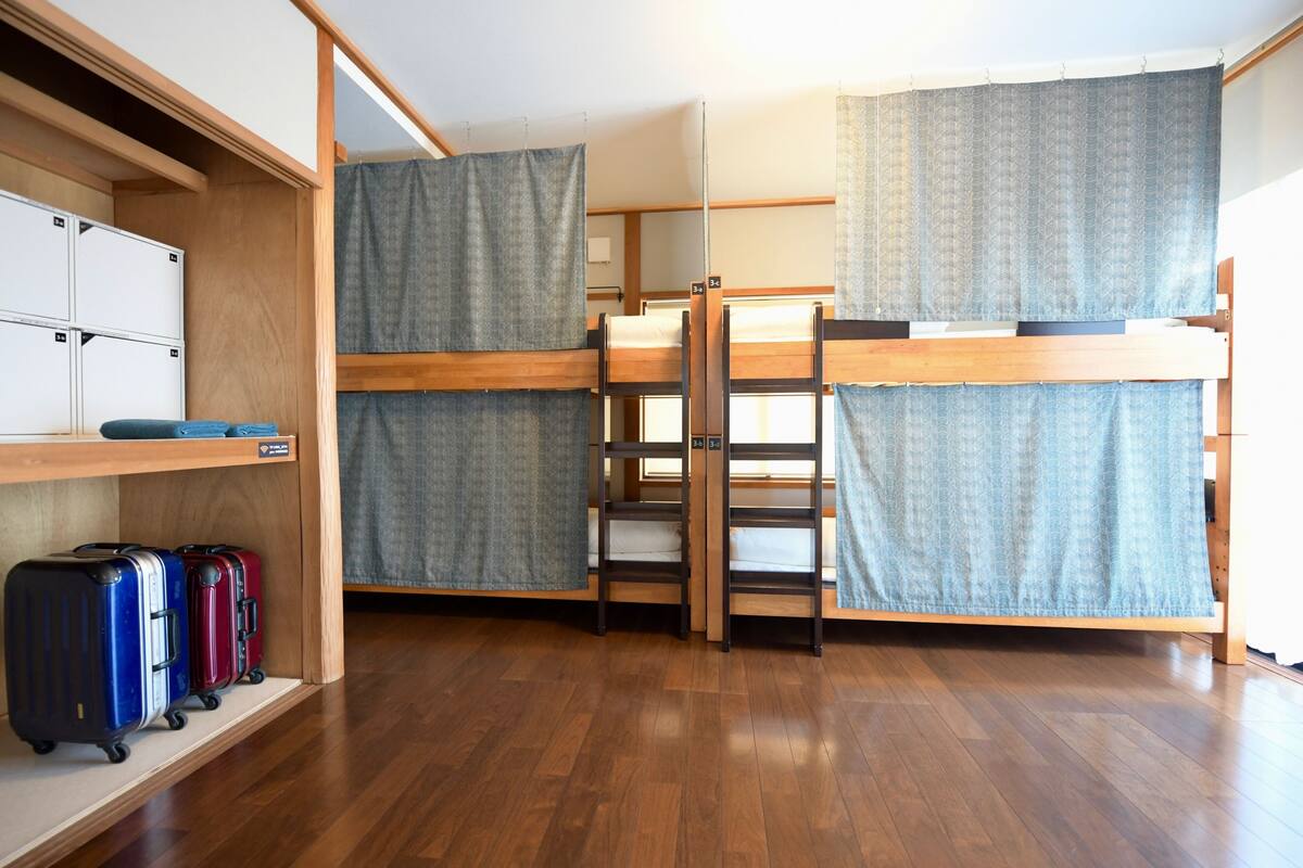 In-room safe, WiFi (free), bed sheets