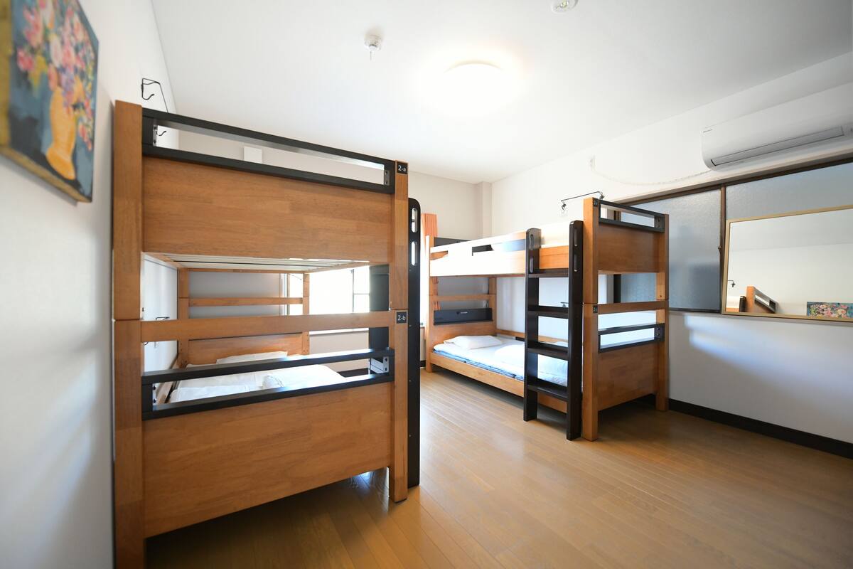 Quadruple Room | In-room safe, WiFi (free), bed sheets