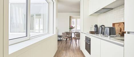 Superior Apartment - Back Street Facing | Cuisine privée | Grand réfrigérateur, micro-ondes, four, plaque de cuisson