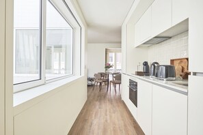 Superior Apartment - Back Street Facing | Private kitchen | Full-size fridge, microwave, oven, stovetop - Lisbon Best Choice Prime Apartments Alfama (Lisbon)