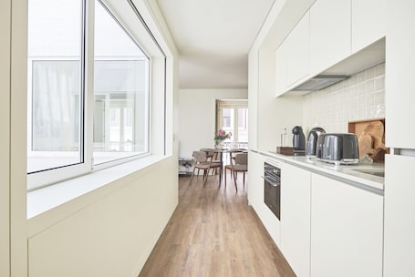 Superior Apartment - Back Street Facing | 私人厨房 | 大冰箱、微波炉、烤箱、炉灶