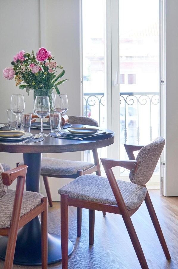 Full-size fridge, microwave, oven, stovetop - Lisbon Best Choice Prime Apartments Alfama (Lisbon)