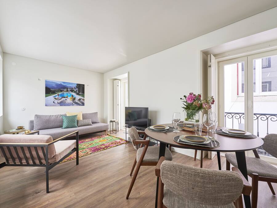 Superior Apartment - Back Street Facing | Opholdsområde | Fladskærms-tv