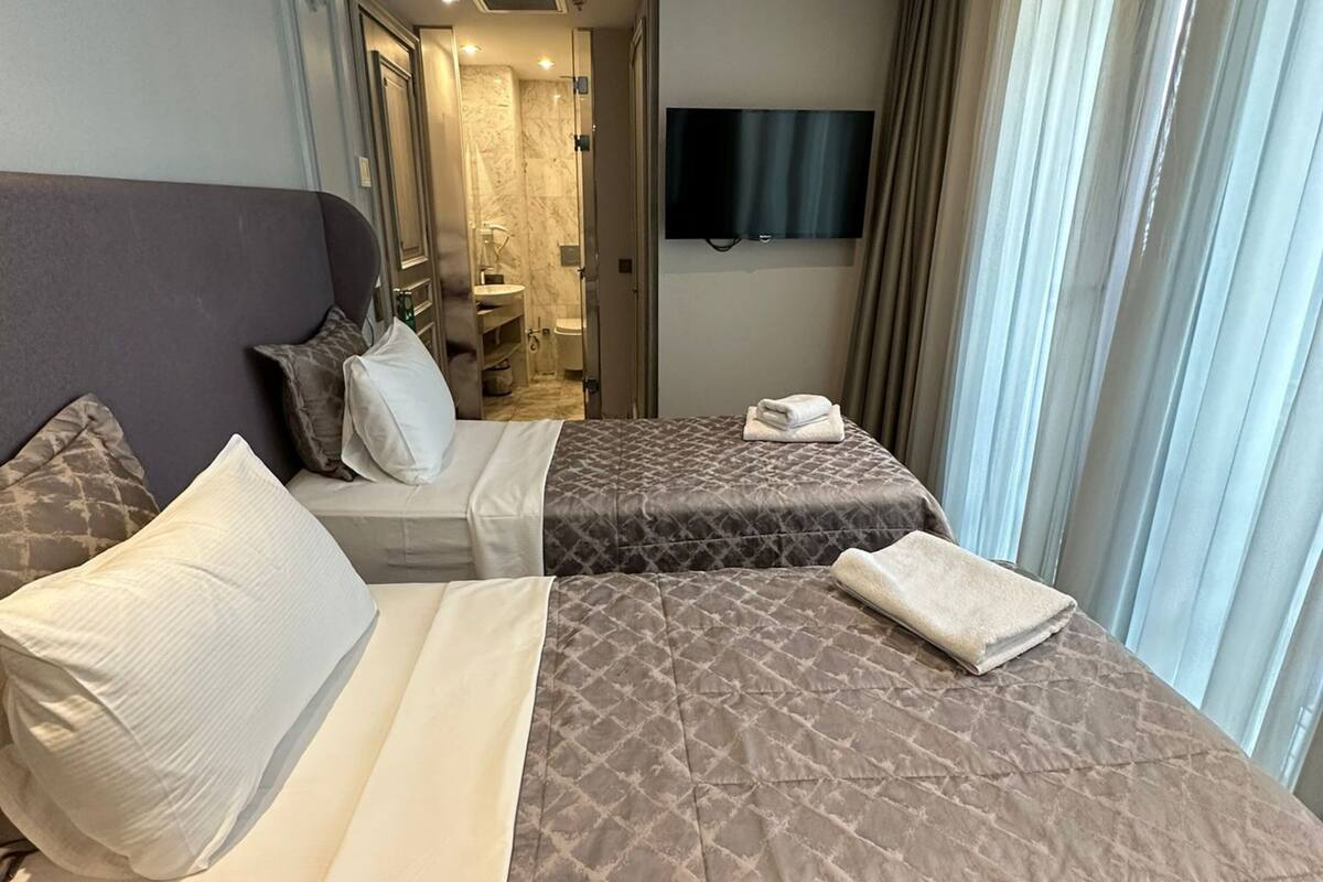 Standard Twin Room | 高档床上用品、迷你吧、客房内保险箱、办公桌