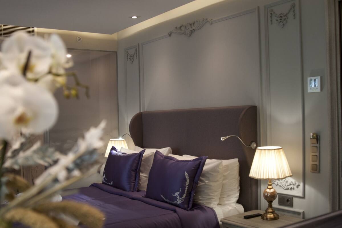Deluxe Suite Room | 高档床上用品、迷你吧、客房内保险箱、办公桌