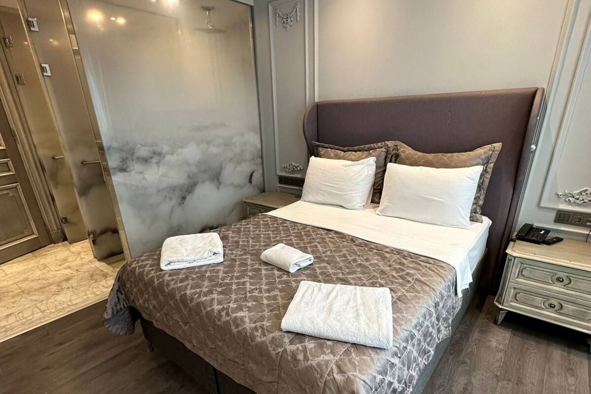 Standard Triple Room | 高档床上用品、迷你吧、客房内保险箱、办公桌