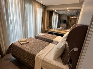 Standard Twin Room | Premium bedding, minibar, in-room safe, desk - Tk Taxim Hotel (Istanbul)