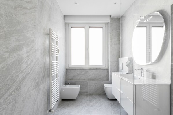 Apartment, 3 Bedrooms | Bathroom | Separate tub and shower, bidet, towels - Pure White (Como)