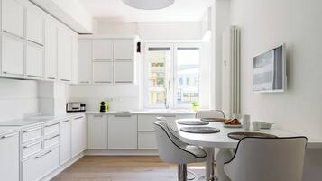 Apartment, 3 Bedrooms | Private kitchen | Fridge, oven, stovetop, cookware/dishes/utensils