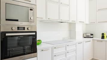 Apartment, 3 Bedrooms | Private kitchen | Fridge, oven, stovetop, cookware/dishes/utensils