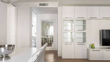 Apartment, 3 Bedrooms | Dining room