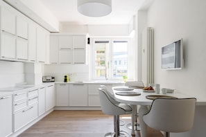Appartement, 3 chambres | Restauration dans la chambre