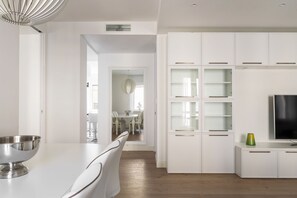 Apartment, 3 Bedrooms | Room amenity - Pure White (Como)