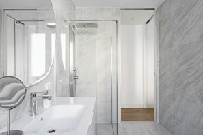 Apartment, 3 Bedrooms | Bathroom | Separate tub and shower, bidet, towels - Pure White (Como)