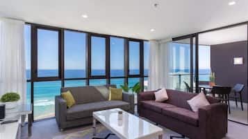 Appartement Standard, 1 grand lit et 1 canapé-lit, vue océan (Middle Level) | Coin séjour | Télévision à écran plat de 32 pouces avec chaînes numériques