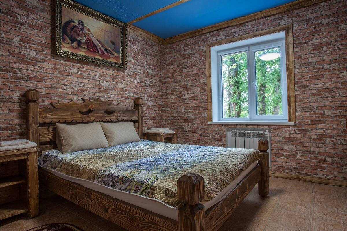 Habitación doble económica | Tabla de planchar con plancha, wifi gratis y ropa de cama