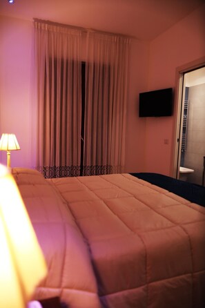 Romantische tweepersoonskamer | Luxe beddengoed, donsdekens, een bureau, gratis wifi