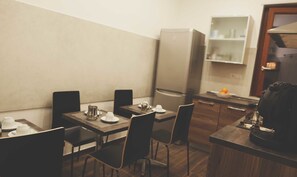 朝食 (ビュッフェ)、毎日提供 (無料)