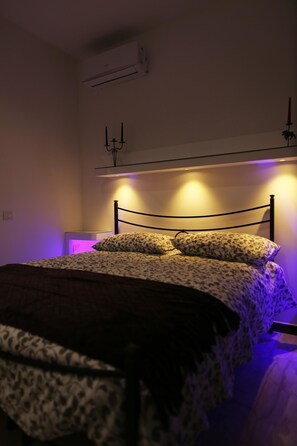 Habitación romántica doble | Ropa de cama de alta calidad, edredones de plumas, escritorio