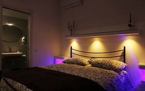 ロマンティック ダブルルーム | 高級寝具、羽毛の掛け布団、デスク、WiFi (無料)