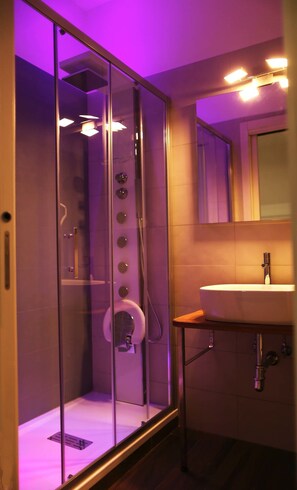 ファミリー トリプルルーム | バスルーム | シャワー、バスアメニティ (無料)、ヘアドライヤー、ビデ