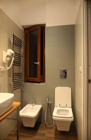 Quarto triplo família | Banheiro | Chuveiro, produtos de toalete grátis, secador de cabelo, bidê