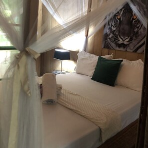 EMWOUTOU | Individually decorated, individually furnished, blackout curtains - Oveng Lodge (Nkolmétet)